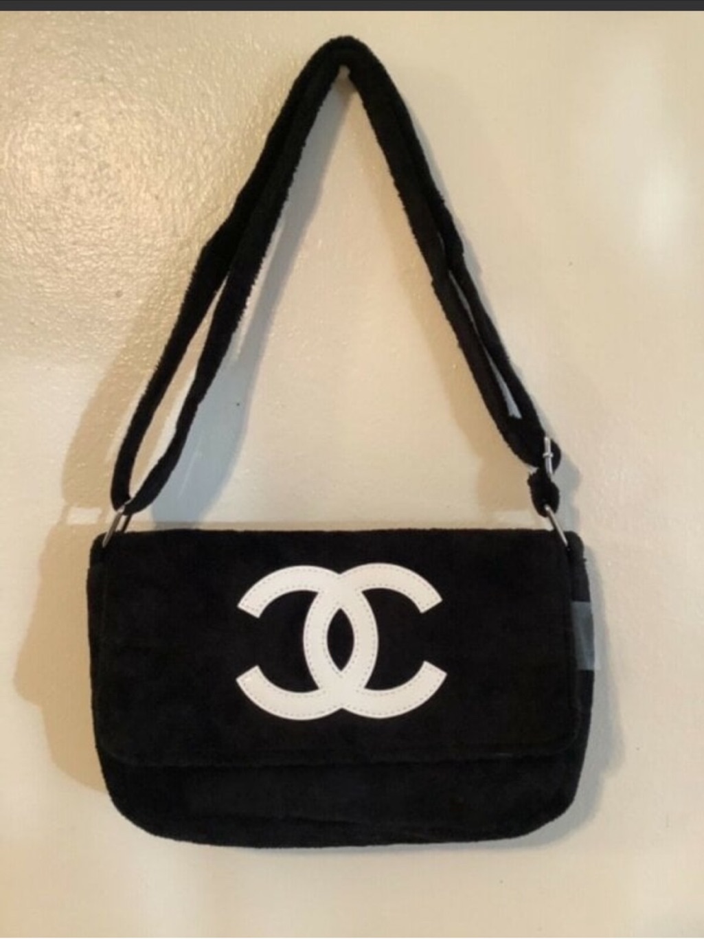 Black Shoulder Bag With White Interlocking Logo Vip Gwp